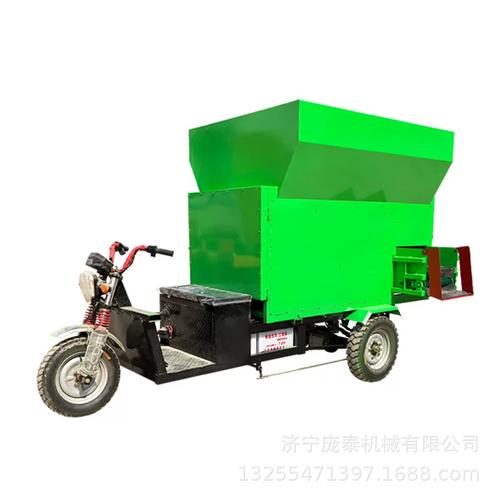 电动自走式三轮撒草车 养殖场饲草投料的高效解决方案